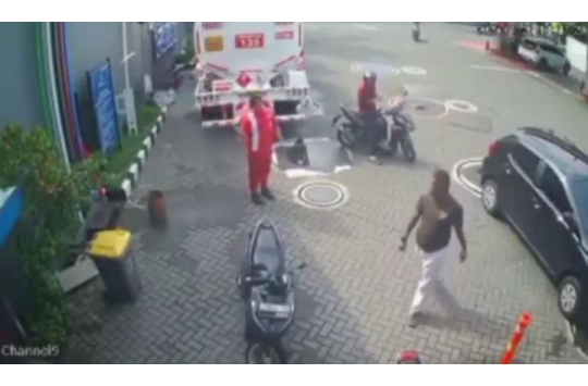 Pengeroyokan petugas SPBU yang dilakukan OTK terekam CCTV ( Foto Istimewa)