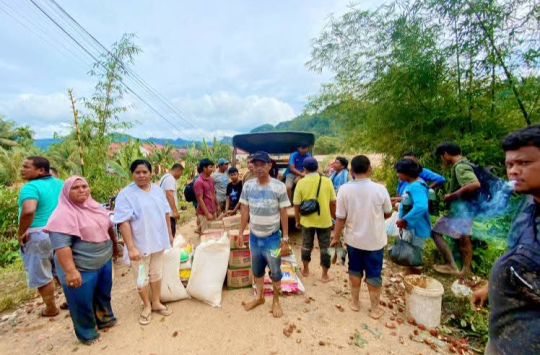 Karang Taruna Tapteng menyalurkan bantuan ke warga terdampak banjir.