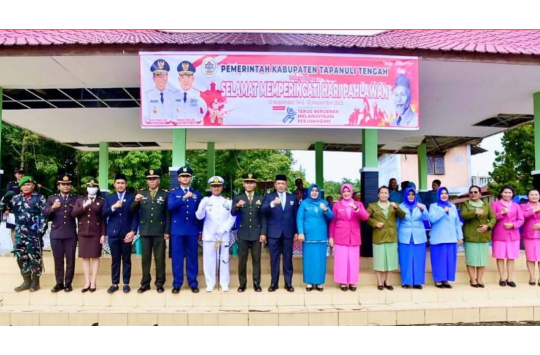 Usai upacara  Forkopimda Tapteng melaksanakan foto bersama (foto; Diskominfo)