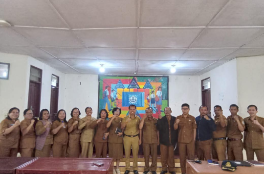Rapat persiapan pelaksanaan uji coba program lima hari belajar di Aula Dinas Pendidikan Taput.