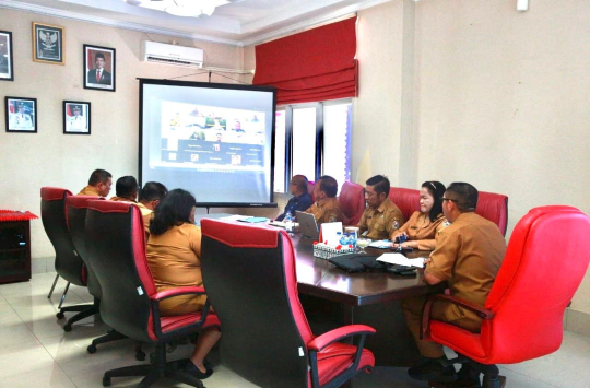 JTP Hutabarat bersama pimpinan OPD ikuti rapat daring membahas Semarak Dirgantara TNI AU 2025. ( Foto: Loksa Situmeang / Kabarnas.id )