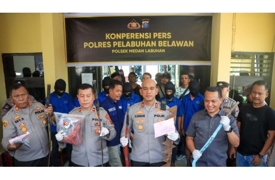 Polisi saat menunjukkan barang bukti berupa Senjata  tajam yang digunakan para pelaku  tawuran yang mengakibatkan meninggalnya  seorang remaja akibat luka bacok