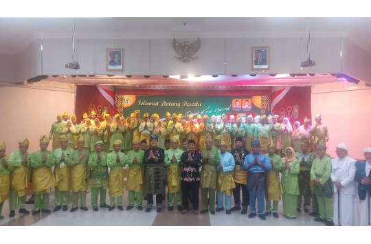 Tengku Syahdana Sri Maharaja Raja Ramunia (tengah) resmi dikukuhkan sebagai Pimpinan Wilayah ISMI Jakarta Raya periode 2025–2030 oleh Tun Rahmat Shah dalam Munas ISMI di Balai Serindit, Pekanbaru, Riau. Sabtu (28/6/2025)