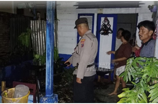 Personil Polsek Siantar Selatan saat di TKP kebakaran teras rumah milik Abdon Siregar . (Foto : Humas Polres Pematangsiantar).