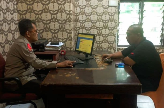 Kepala Biro detiknewstv.com membuat laporan ke Polsek Pangkalan Brandan atas serangan bom molotov yang menyerang rumahnya yang dilakukan oleh OTK