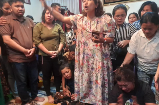 Suasana rumah duka saat dipenuhi tagisan kepergian Elon Douglas Lumbanbatu (foto Istimewa)