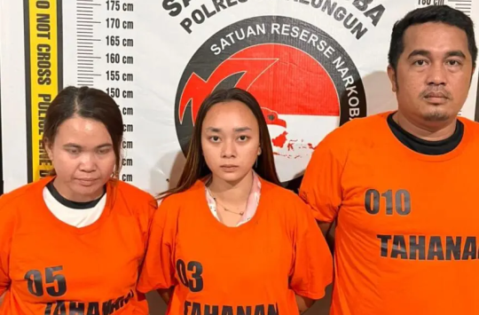 Tiga tersangka kasus narkotika jenis ekstasi yang diamankan Satres Narkoba Polres Simalungun.