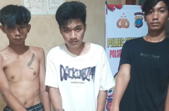 Ket foto: ketiga pelaku saat diamankan Polsek Tanah Jawa