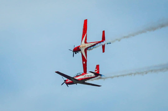 Atraksi tim JAT TNI AU yang sangat memukau diajang LIMA 2025 pada Selasa 20 Mei 2025. (Foto; Dispen AU)