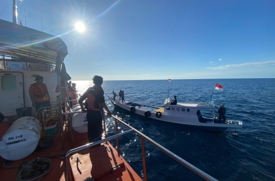 Proses pencarian nelayan yang hilang di laut Makassar. (Foto: Kabarnas/RA)