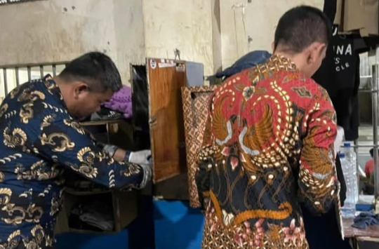 Pegawai Lapas Pemuda Langkat melakukan penggeledahan diruangan tahanan