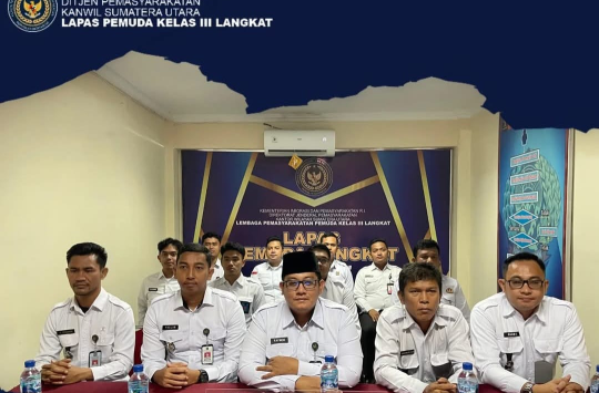 Kalapas Pemuda Langkat, Raymon Andika Girsang ( Tenngah Depan) dan staf saat mengikuti acara sosialisasi  (foto. Humas Lapada Langkat)
