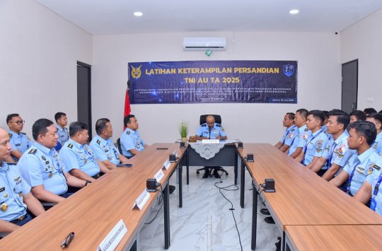 Kepala Dispamsanau, Marsma TNI Rachmat Mestika, saat membuka latihan persandian di Gedung Intelligence Management Center pada Kamis, 26 Juni 2025. (Foto: Dispen AU)
