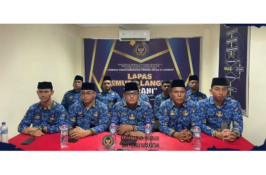 Kalapas Pemuda Langkat, Raymon Andika Girsang beserta jajarannya mengikuti pengarahan dari  Dirjenpas, secara Virtual (foto: Humas Lapada)