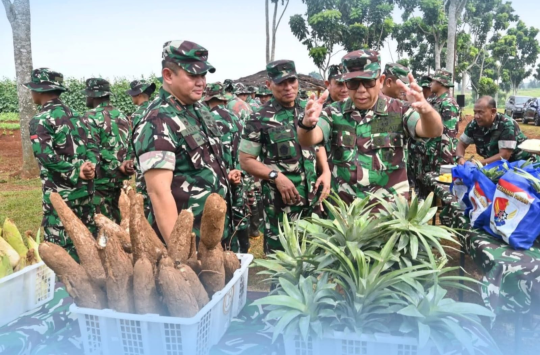 Aspordirga Kasau Marsda TNI Palito Sitorus dan Waaster Panglima TNI Brigjen TNI (Mar) Bambang Hadi Suseno, saat meninjau lokasi launching Unit Produksi TNI se-Indonesia di Lanud R. Suryadi Suryadarma, Subang pada Jumat 13 Juni 2025.(Foto: Dispen AU)