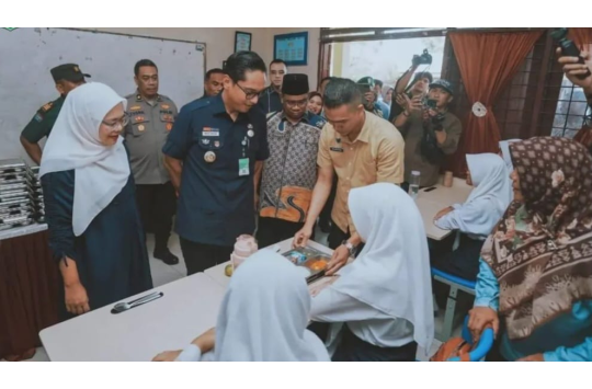 Wali Kota Medan, Rico Tri Putra Bayu Waas, saat meninjau pelaksanaan Program MBG yang telah berlangsung di SMP Negeri 20 Medan