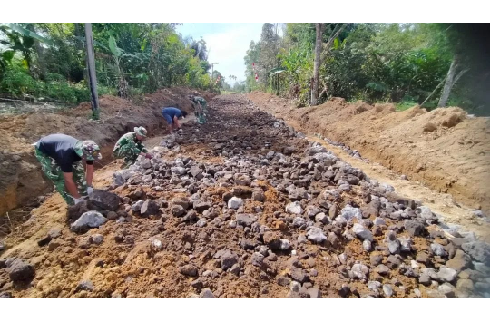 TMMD Ke-127 Kodim 0207/Simalungun Genjot Pembangunan Jalan di Nagori Bahapal, TNI dan Warga Kompak Bangun Akses Desa