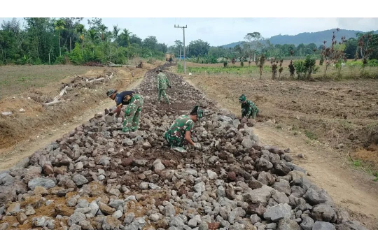 TMMD ke-127: Semangat Ramadan, TNI Bersama Warga Perkuat Jalan di Simalungun