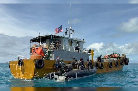 Kapal MV JJ 330 yang berhasil diamankan KRI Bung Tomo-357 (foto; DIspen AL)
