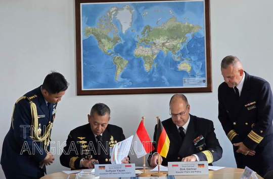 Delegasi TNI Angkatan Laut dipimpin Asops Kasal dan Angkatan Laut Jerman (German Navy) saat menyelenggarakan pertemuan perdana bertajuk NTNT. (foto: Dispen AL)