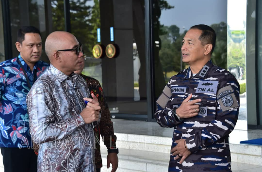 Wakasal, Laksdya TNI Erwin S. Aldedharma menerima kunjungan kehormatan dari Senior Executive President Hubungan Kelembagaan PT Bank Mandiri,  Tbk (foto: Dispen AL)