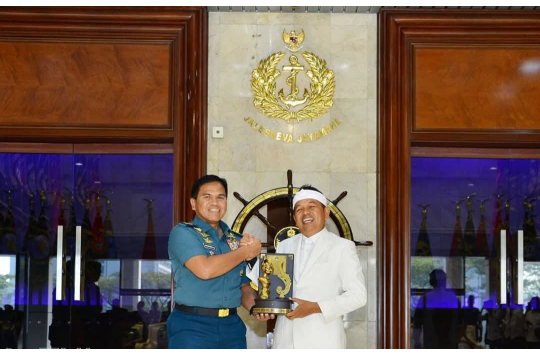 Kasal, Laksamana TNI Dr. Muhammad Ali dan Gubernur Jawa Barat Dedi Mulyadi usai menandatangani PKS  di Lobby Gedung R.E. Martadinata, Mabesal, Cilangkap, Jakarta Timur, Rabu 25 Juni 2025. (Foto : Dispen AL).