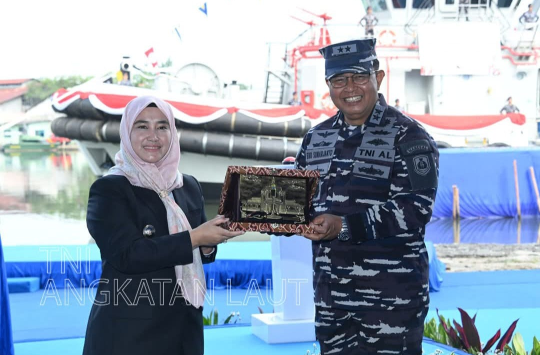 Laksda TNI Eko Sunarjanto saat memimpin serah terima kapal Harbour Tug TD Daik  di Galangan PT. Dok Bahari Nusantara, Cirebon, Jawa Barat, pada Jumat 20 Juni 2025. (Foto: Dispen AL)