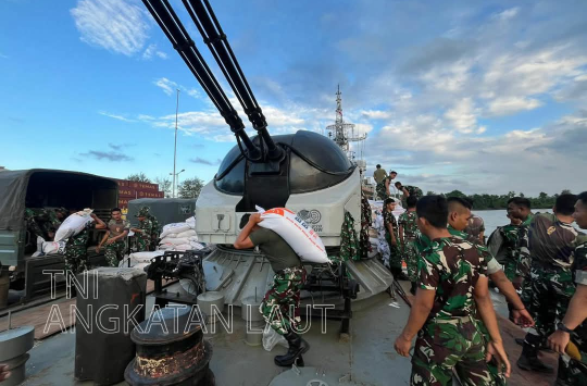 Satgas Gulbencal TNI AL saat hendak mendistribusikan bantuan (foto; Dispen AL)