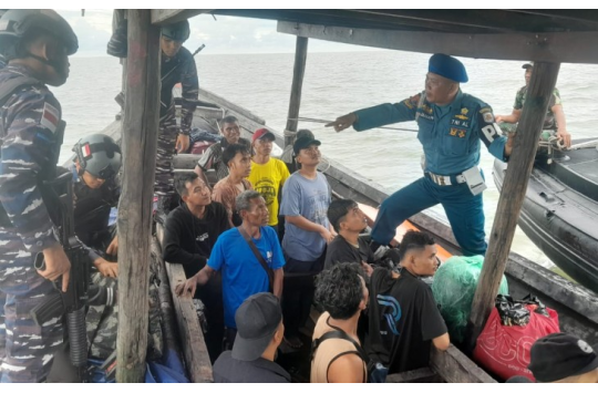 Lanal TBA pada Rabu 14 Mei 2025  sore saat mengamankan 20 Pekerja Migran Indonesia  non-prosedural. (foto: Istimewa)