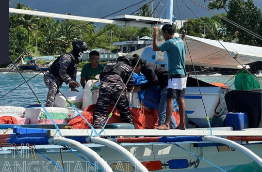 Lantamal VIII Manado, Koarmada II, berhasil mengamankan dua kapal jenis pump boat asal Filipina di wilayah Teluk Tawoali