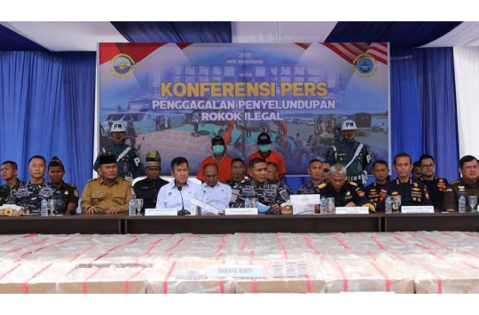 Panglima Koarmada I Laksamana Muda TNI Fauzi dalam Konfrensi Pers yang dilaksanakan di Mako Lanal Dumai. ( Foto: Dispen AL)
