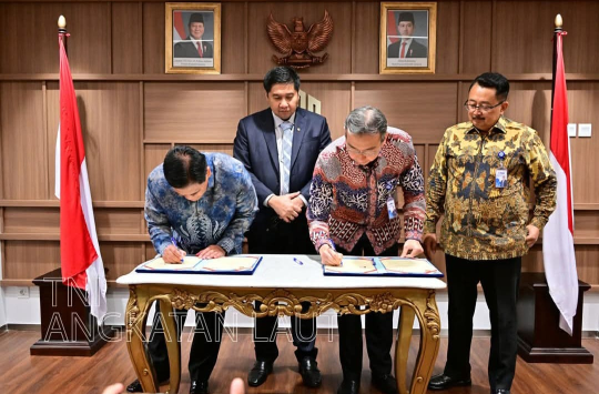 Kasal, Laksamana TNI Dr. Muhammad Ali dan Presiden Direktur PT BCA Tbk disaksikan Maruarar Sirait menandatangani Mou CSR rehabilitasi rumah prajurit TNI AL di Ruang Kerja Menteri Pemukiman dan Kawasan Perumahan, Gedung Wisma Mandiri II, Jakarta Pusat