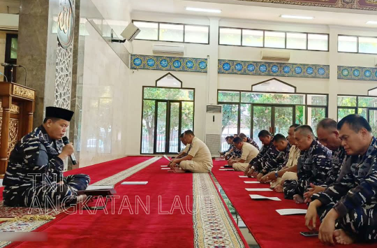 TNI AL saat melaksanakan doa bersama untuk keselamatan Bangsa (Foto: Dispen AL)