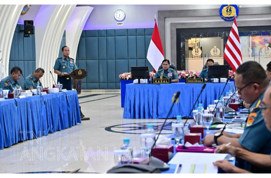 Kasal, Laksamana TNI Dr. Muhammad Ali didampingi Wakasal saat menerima laporan kesiapan panitia pelaksana  Kasal Cup Olahraga Perairan 2025. (Foto: Dispen AL).