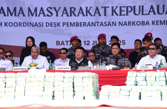 Laksamana TNI Dr. Muhammad Ali Menkopolhukam Jenderal Polisi (Purn) Prof. Dr. Budi Gunawan, Kepala BNN RI Komjen Pol Marthinus Hukom, serta para pejabat lainnya saat mengikuti pemusnahan 2 ton sabu di Alun-Alun Engku Putri, Kota Batam, Kamis (12/06/2025)