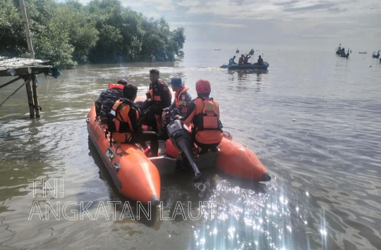 TNI Angkatan Laut  Bersama Tim SAR Berhasil Mengevakuasi Korban Kecelakaan Laut di Perairan Gending, Kabupaten Probolinggo, Rabu 14 Mei 2025. (foto: Humas TNI AL)
