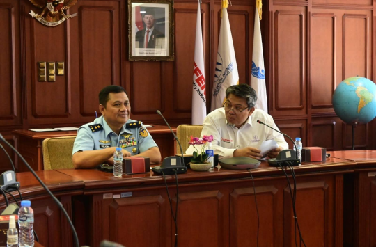 sisten Operasi Kasau Marsda TNI Suliono dan Direktur Produksi PTDI, Dena Hendriana (Foto: Dispen AU)