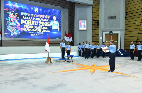 Wakasau, Marsdya TNI Ir. Tedi Rizalihadi S., M.M, secara resmi membuka PORAU 2025. ( foto, Dispen AU)