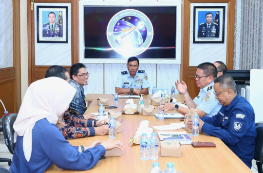 Kadispenau, Marsma TNI I Nyoman Suadnyana, menerima kunjungan tamu dari Direktur Administrasi dan Keuangan PT NTP, Budi Kadharjono. (Foto: Dispen AU)