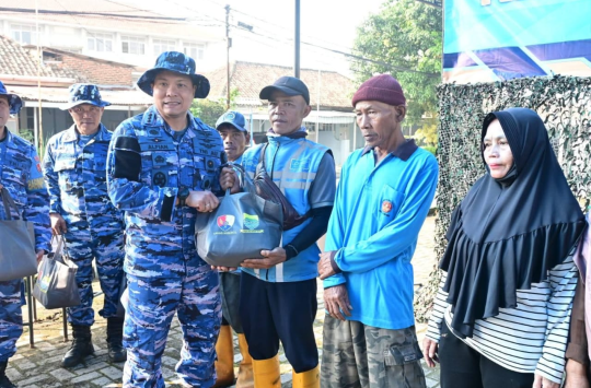 Komandan Lanud Husein Sastranegara, Kolonel Pnb Alfian, S.E., M.Han., saat membagikan sembako bagi warga Bandung pada  Sabtu 21 Juni 2025. (Foto: Dispen AU).