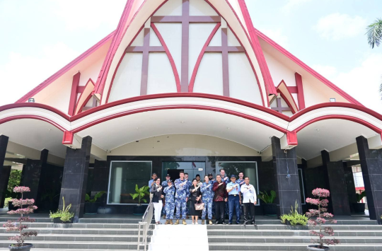 TNI AL bersama RAAF mengunjungi gereja HKBP Pekanbaru
