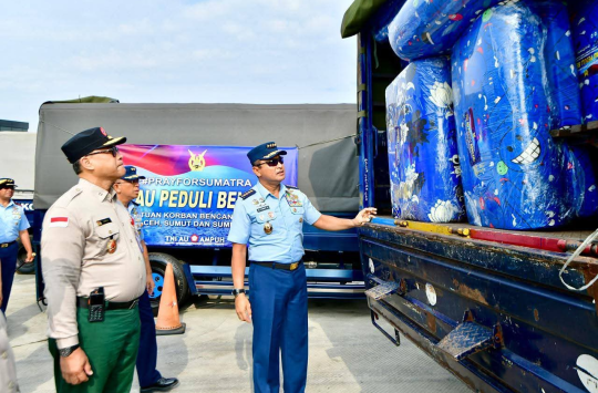 Kasau Marsekal TNI M. Tonny Harjono, saat menyerahkan bantuan kemanusiaan untuk korban bencana