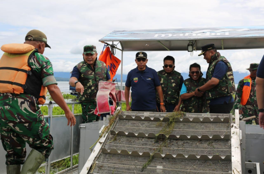 Bupati Taput, JTP Hutabarat bersama Pangdam I/BB, Mayjen Rio Ferdianto, ikut ambil bagian dalam aksi pembersihan eceng gondok di Pantai Landai, Desa Lumban Gaol, Balige, Kabupaten Toba pada Kamis 24 April 2025). (Foto: Loksa Situmeang/ Kabarnas).
