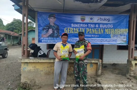 Koramil 12/Saribudolok Kodim 0207/Simalungun menyalurkan beras program SPHP kepada masyarakat  Nagori Purba Sinombah, Kecamatan Silimakuta (foto: Pendim 0207)