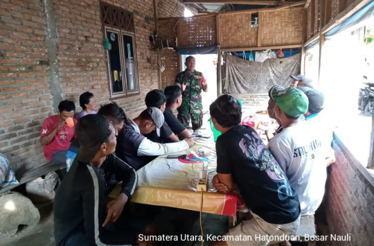 Sertu RW Sihombing, Babinsa Koramil 10/Tanah Jawa Kodim 0207/Simalungun saat mengedukasi warga   Huta III Silau Bosar soal Karhutla. (foto: Pendim 0207/ SML)