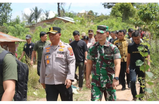 Rombongan Forkopimda Simalungun saat di desa Sihaporas. (foto: Pendim 0207)
