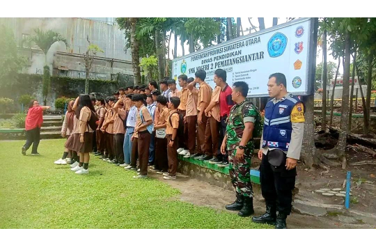 TNI-Polri Kawal Kelulusan SMKN 2 Pematangsiantar, Ajak Siswa Rayakan dengan Cara Positif
