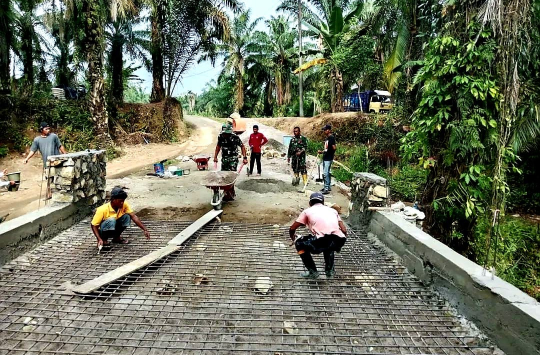 TNI–Warga Kompak! Pembangunan Jembatan Aramco Dikebut, Akses Ekonomi Simalungun Makin Lancar