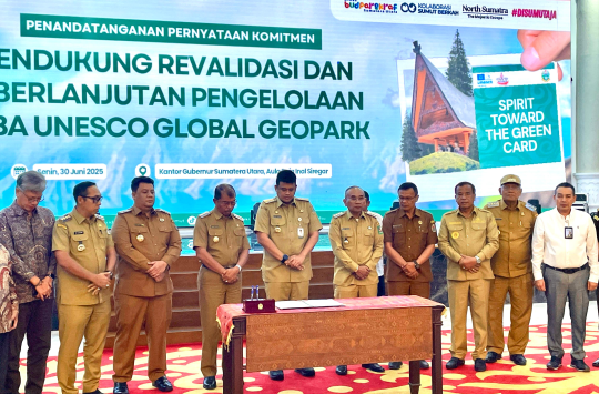 Bupati Tapanuli Utara Dr. Jonius Taripar Parsaoran Hutabarat bersama Gubernur Sumut Bobby Nasution dan jajaran pejabat pusat serta daerah dalam Rapat Persiapan Revalidasi UNESCO Global Geopark di Aula Raja Inal Siregar, Medan (30/6/2025)