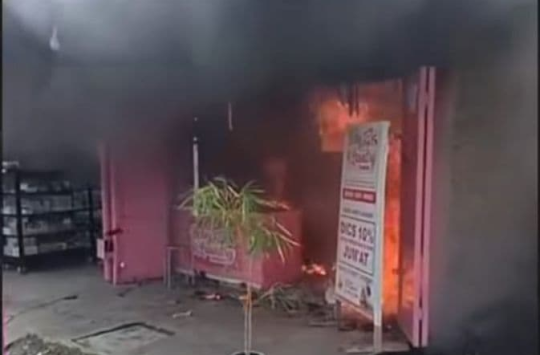 Api yang melahap sebuah toko laundry di Desa Laut Dendang, Percut Sei Tuan, Deli Serdang, Jumat (14/11/2025). Kebakaran diduga dipicu korsleting mesin pengering.(Foto:Ist)